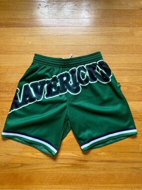 Men’s Mitchell & Ness Retro Dallas Mavericks shorts